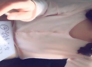 Китаянка скрывая лицо мастурбирует вибромассажерем